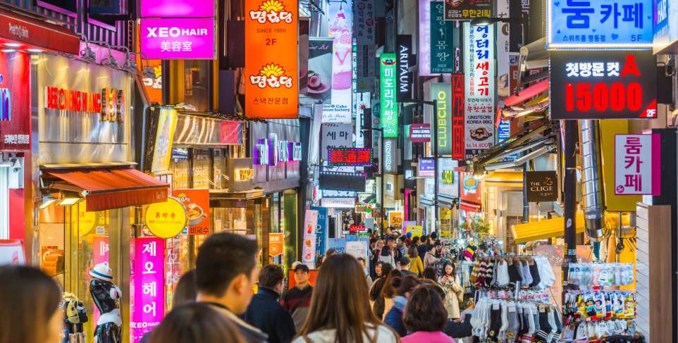 Calle Myeongdong en Seúl, Corea del sur, ciudad de noche